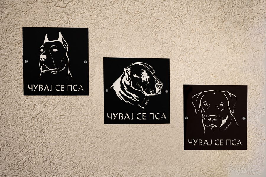 Table Čuvaj se psa sa siluetama različitih rasa