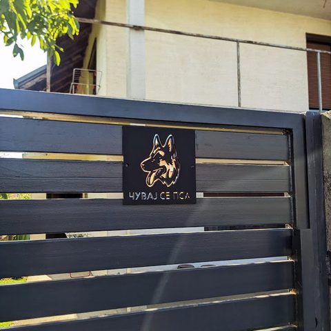 Tabla Čuvaj se psa montirana na metalnoj kapiji